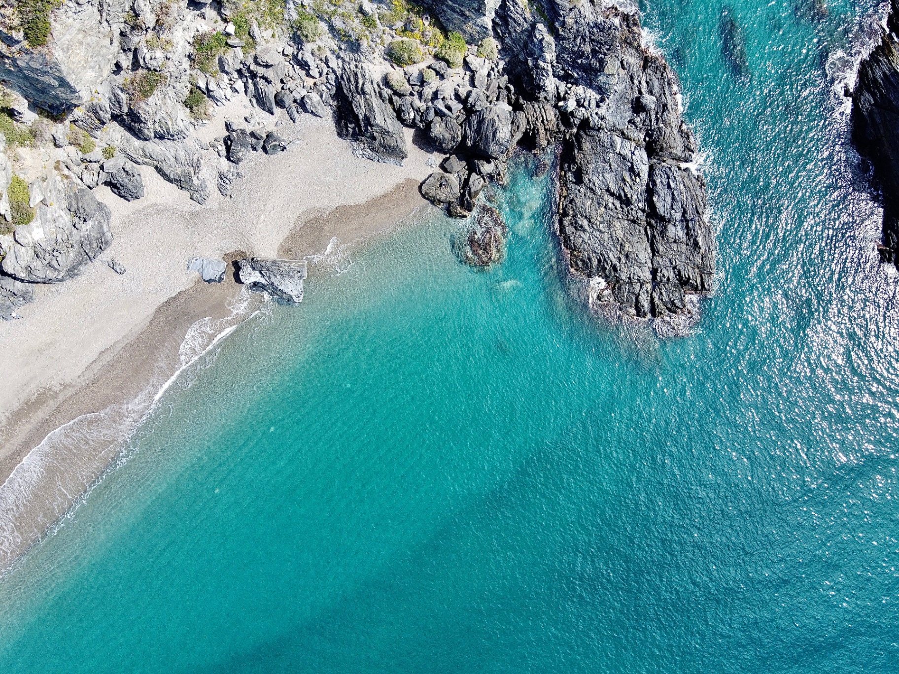 Vista aérea de una cala en Almuñécar con aguas cristalinas turquesas