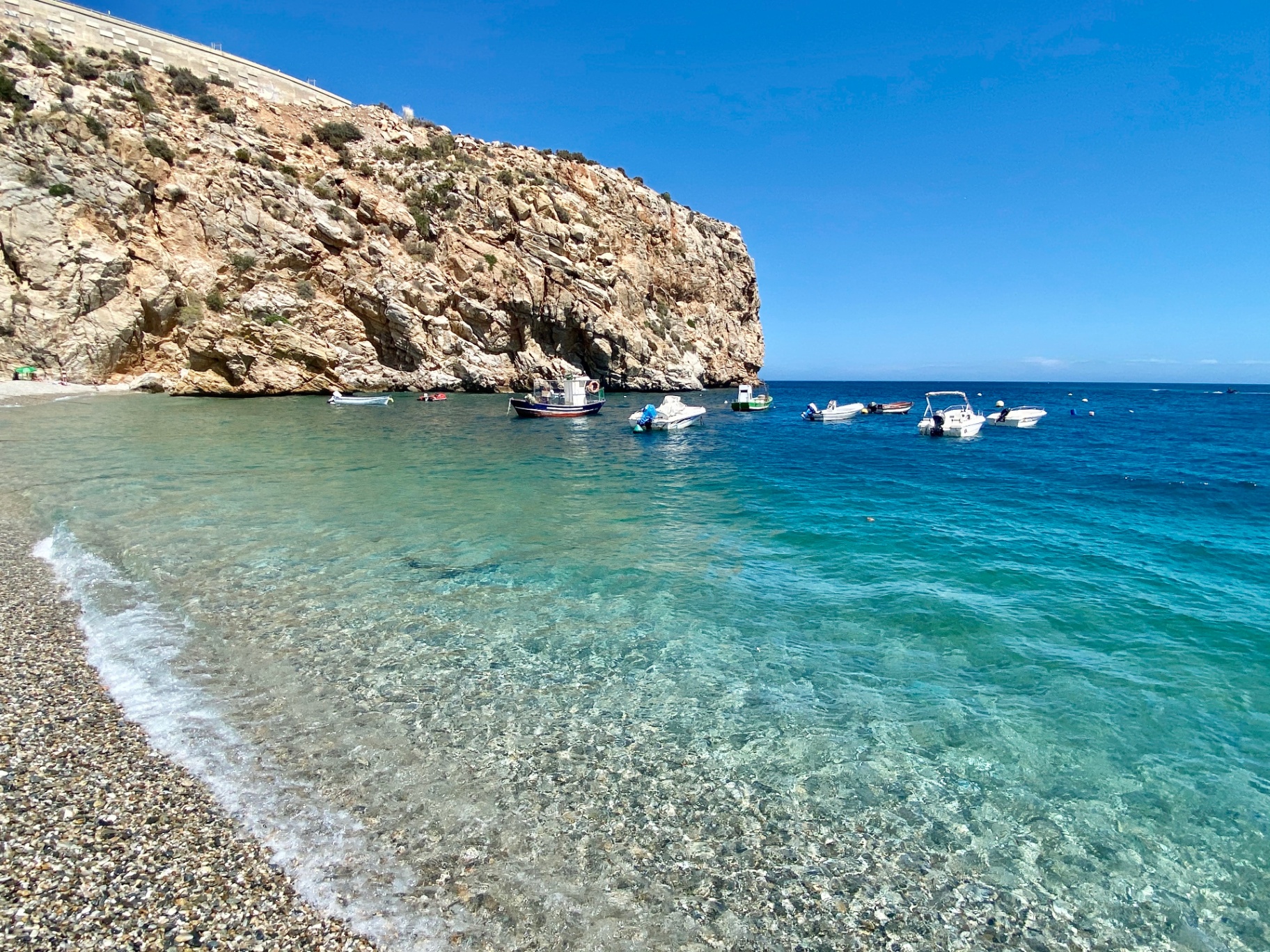 Cala de Calahonda con barcas de pescadores y aguas turquesas cristalinas