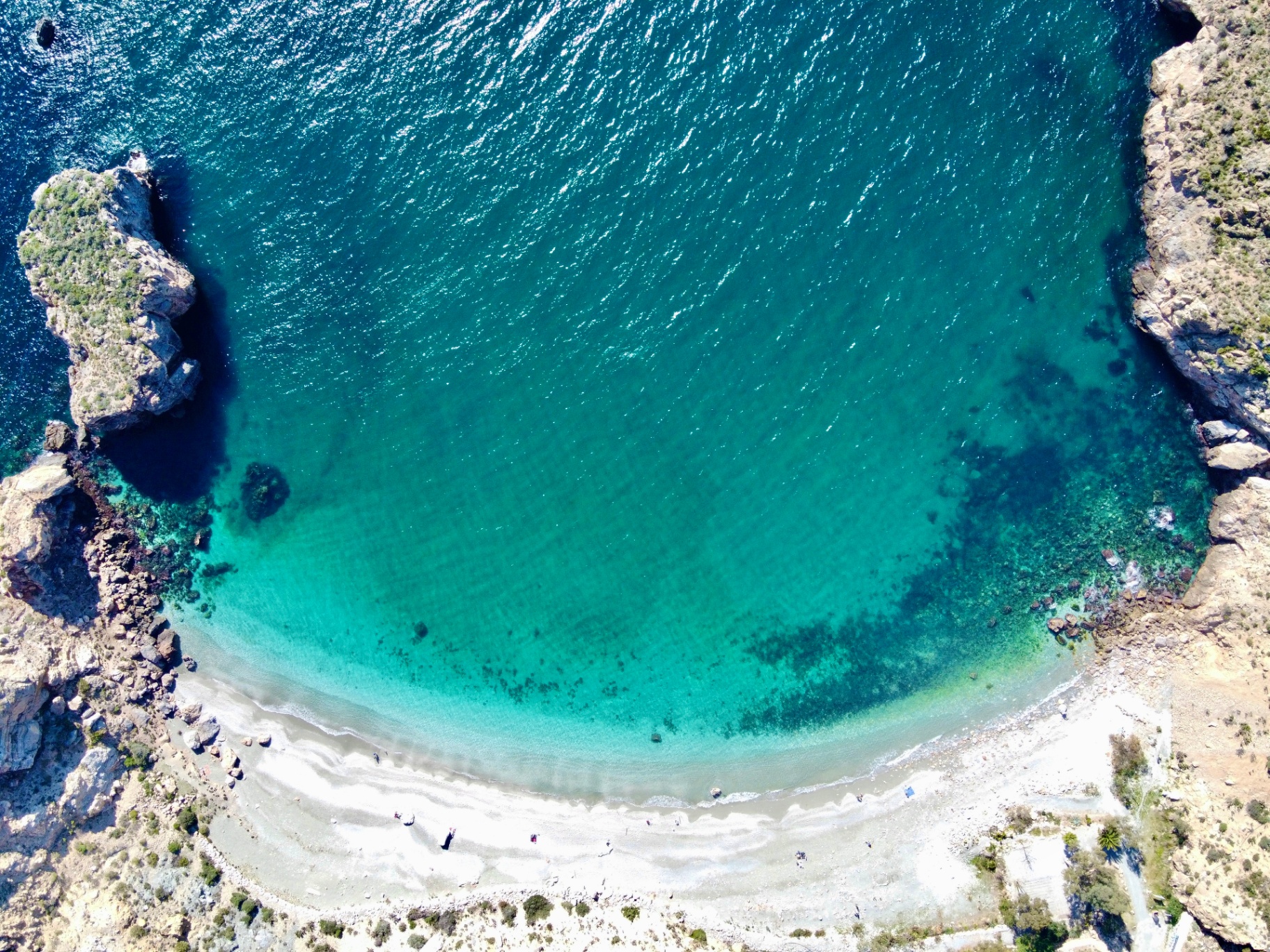 Vista aérea de la cala de La Rijana con aguas turquesas cristalinas