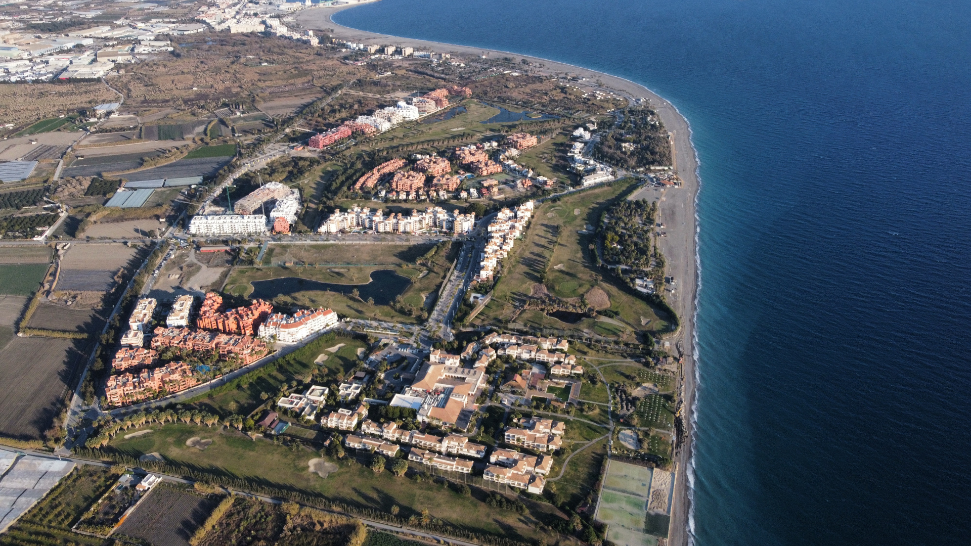 Vista aérea de Playa Granada con los campos de golf y urbanizaciones