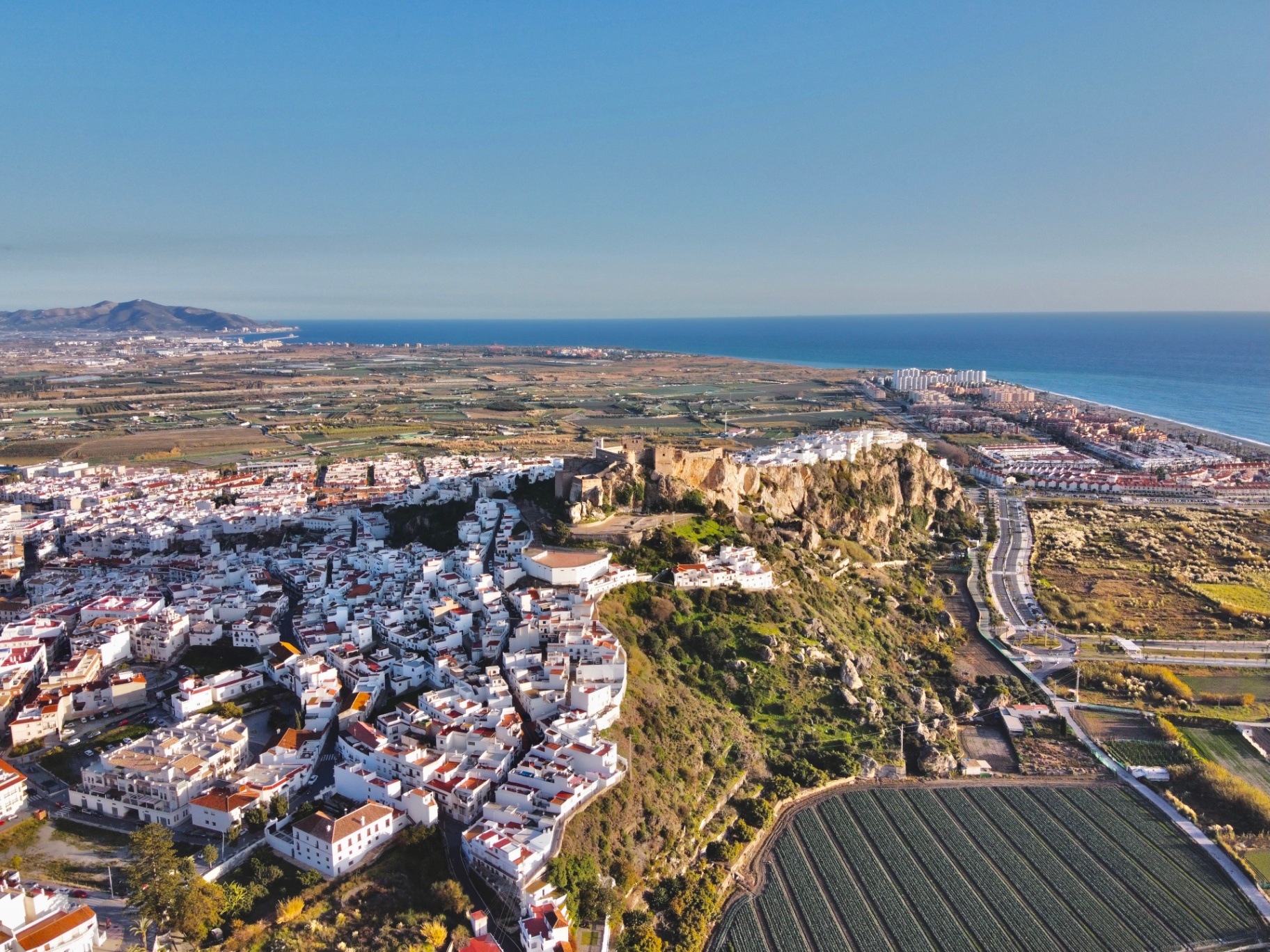 Vista aérea de Salobreña con su castillo sobre el peñón y la playa al fondo