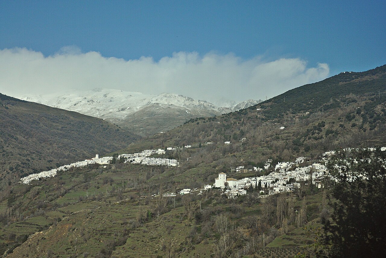 Vista panorámica del Barranco de Poqueira con los pueblos de Bubión y Capileira en la Alpujarra Granadina