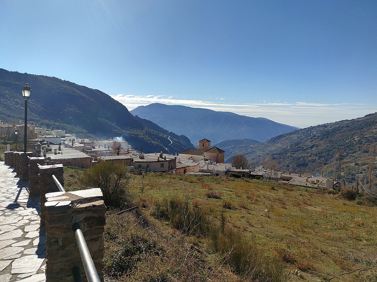 Pueblo blanco de Bubión con sus casas escalonadas en la ladera de Sierra Nevada