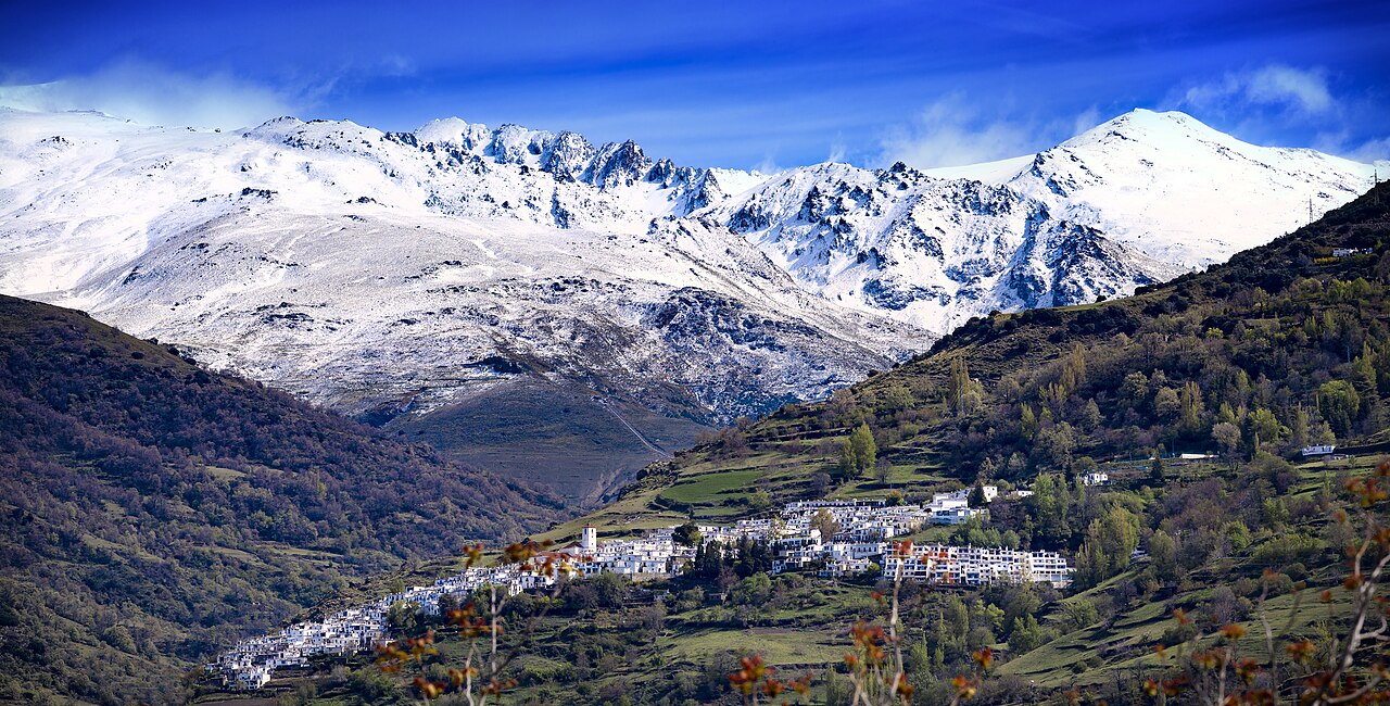 Capileira con Sierra Nevada de fondo, el pueblo más alto del Barranco de Poqueira