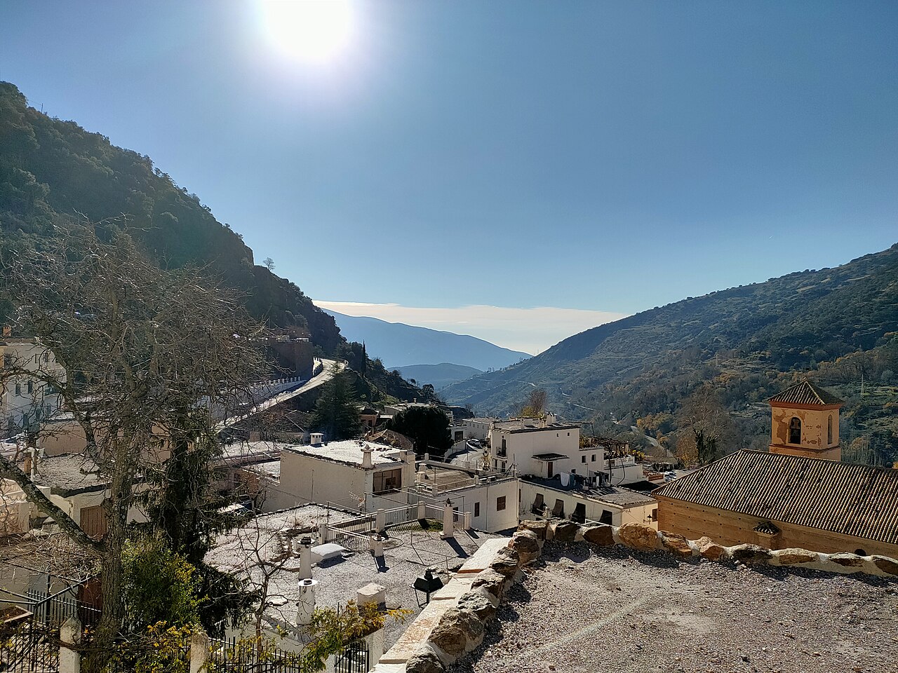 Vista del pueblo blanco de Pampaneira en el Barranco de Poqueira, Alpujarra Granadina