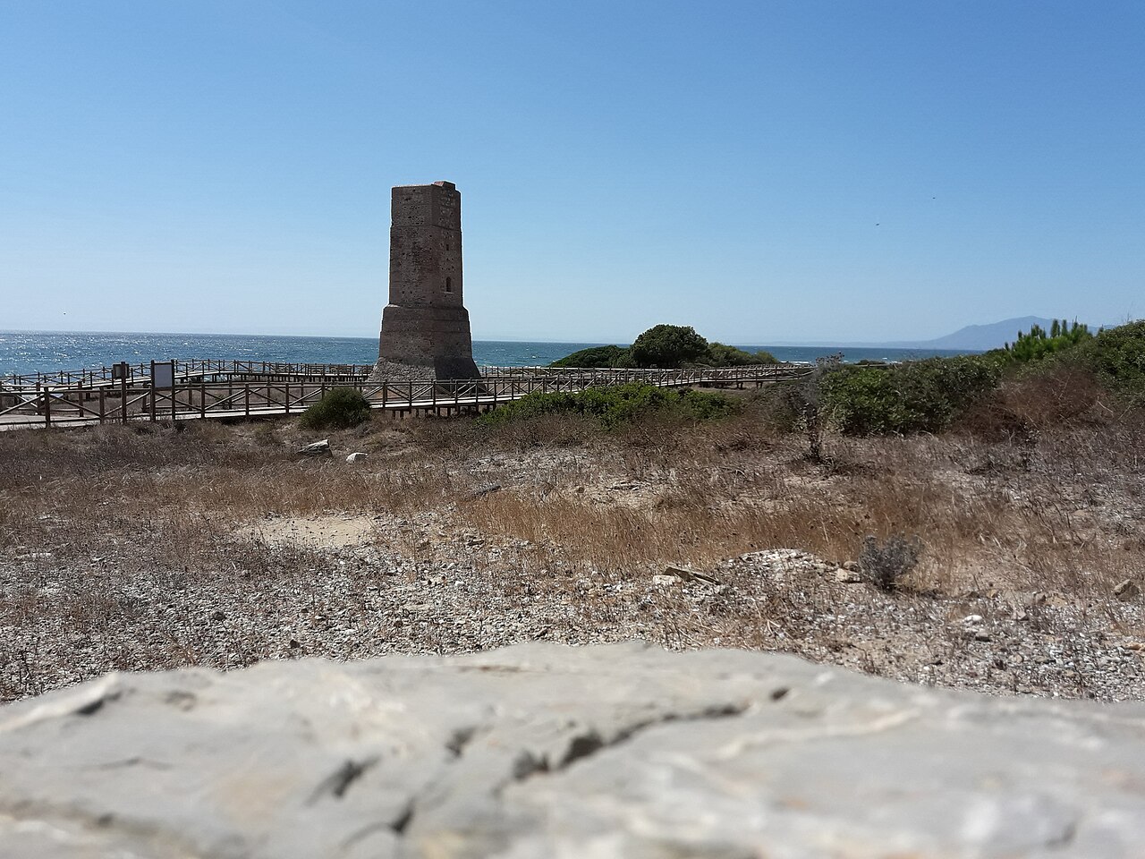 Torre del Farillo de Calahonda, torre defensiva del siglo XVI volcada sobre la arena